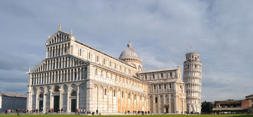Fototapeta na wymiar Pisa - piazza dei miracoli, cattedrale più torre