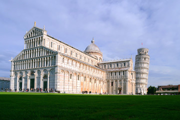 Fototapeta na wymiar Pisa - piazza dei miracoli, cattedrale più torre