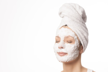 Entspannte Frau mit einer Gesichtsmaske