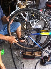 fixing bicycle wheel