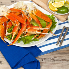 Crab legs with fresh lemon slices and butter sauce