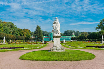 Obraz premium White statues in the Park of Kuskovo. Moscow