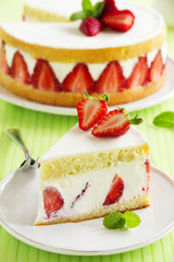 Sponge cake with strawberries and vanilla cream.
