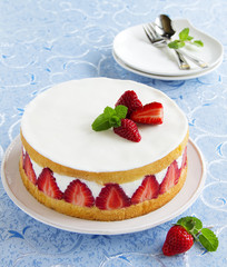Sponge cake with strawberries and vanilla cream.