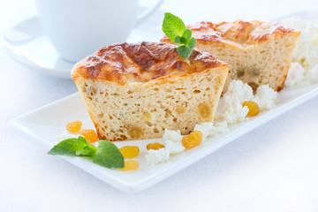 Low-fat pudding with cottage cheese, wholegrain flour and raisin