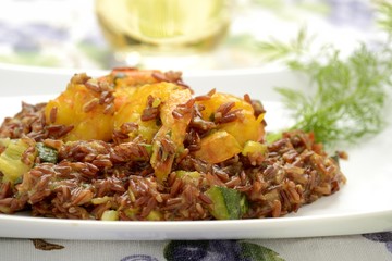 Piatto di riso rosso con scampi allo zafferano