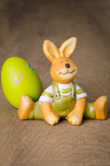 osterhase und ei auf holz