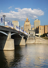 Бородинский мост и здание МИД в Москве. Россия