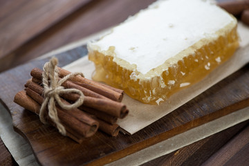 Honeycomb and cinnamon bundle, close-up, horizontal shot