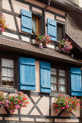 Fototapeta na wymiar Okno domu w Colmar, Alzacja, Francja