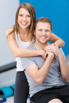 glückliches junges paar im fitness-studio