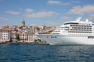 Fototapeta na wymiar cruise ship arriving in Istanbul, Turkey