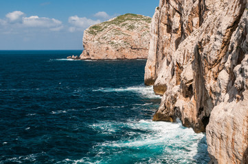 Alghero, faraglione del promontorio di Capo Caccia e, sullo sfondo, isola Foradada.