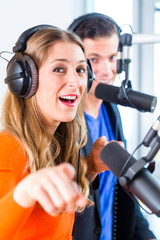 Radiomoderatoren in Radiosender auf Sendung