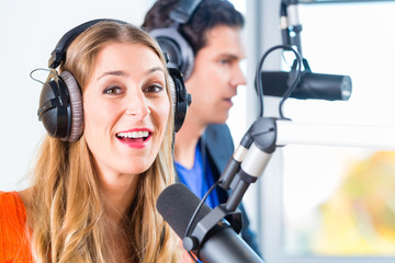 Radiomoderatoren in Radiosender auf Sendung
