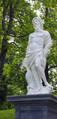 Obraz premium The statues of Poseidon in Peterhof