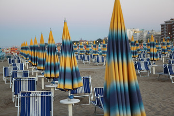 Зонтики и лежаки на пляже в Римини. - obrazy, fototapety, plakaty