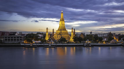 Fototapeta premium Bangkok, The ancient temple at Twilight (ChaoPhraya River, Thail