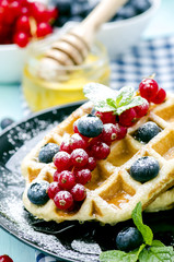 breakfast : waffles with fresh berries