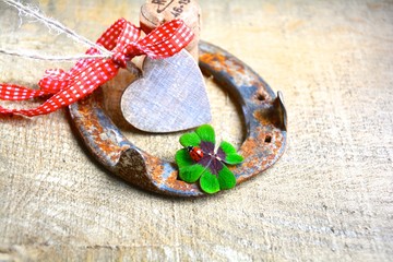 Hufeisen mit Glücksklee und Marienkäfer