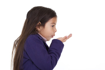 enfant souffle dans la main sur fond blanc