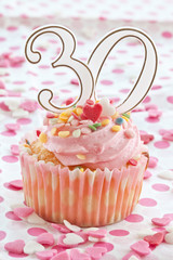 Kleiner bunter Cupcake