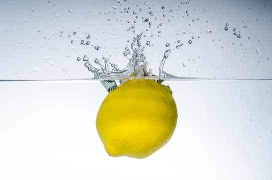 zitrone f&auml;llt ins wasser