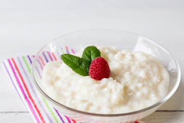 Milchreis mit Minze und Himbeere