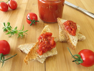Herzhafte Tomatenkonfitüre mit Rosmarin