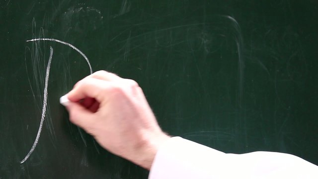 Eine M&auml;nnerhand schreibt Pause auf eine Tafel