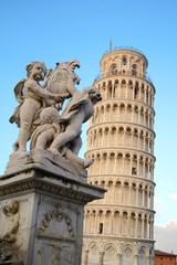 Pisa - la fontana dei putti e la torre