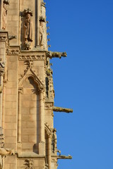 Gargolas y estatuas en la catedral gotica de burgos
