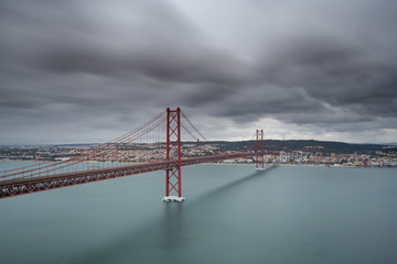 Ponte 25 de Abril sobre o Rio Tejo em Lisboa