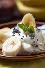 Rein pflanzliche Schlagcreme mit Bananen, Muffins im Hintergrund