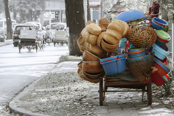 Naklejka premium Azjatycka ulica miasta z tuk tukiem. Siem Reap. Kambodża
