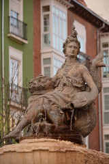 Escultura de un mujer en una fuente de Burgos, España