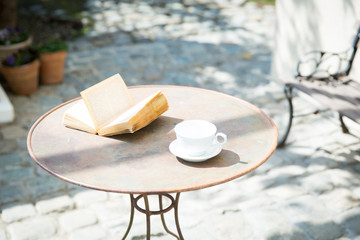 本とマグカップ