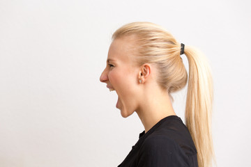 Schöne Blondine im Profil  vor weißem Hintergrund