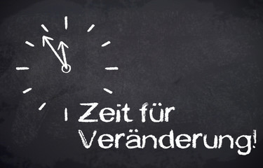 Kreidetafel mit Uhr und Zeit für Veränderung