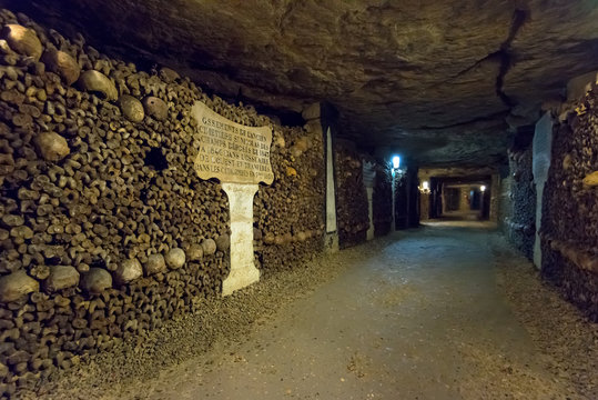 Les catacombes de Paris, France. Catacombs are underground tourist attraction of Paris.