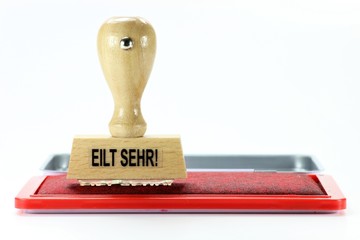 Stempel EILT SEHR mit Stempelkissen isoliert auf wei&szlig;em Hintergrund