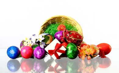 Bunter Korb mit Ostereiern