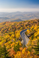 Naklejka premium Linn cove viaduct on the Blue Ridge Parkway in Autumn