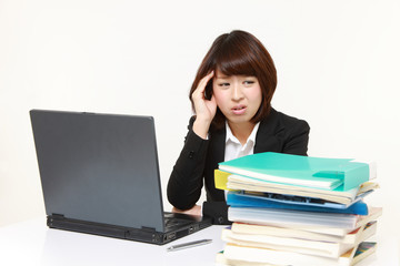 仕事量の多さに辟易するビジネスウーマン