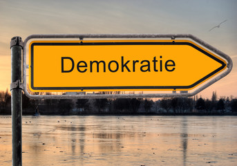 Obraz premium Strassenschild 9 - Demokratie