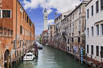 Fototapeta na wymiar Venice Small Channel Day