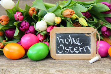 zur Ostern bunte Tulpen und Ostereier