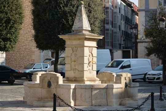 Fuente de piedra en plaza de Burgos,Camino de Santiago, España
