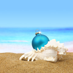 Obraz na płótnie Canvas hristmas ball in a sea shell on the beach