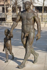 Estatua representativa de evolucion humana en Burgos © uzkiland